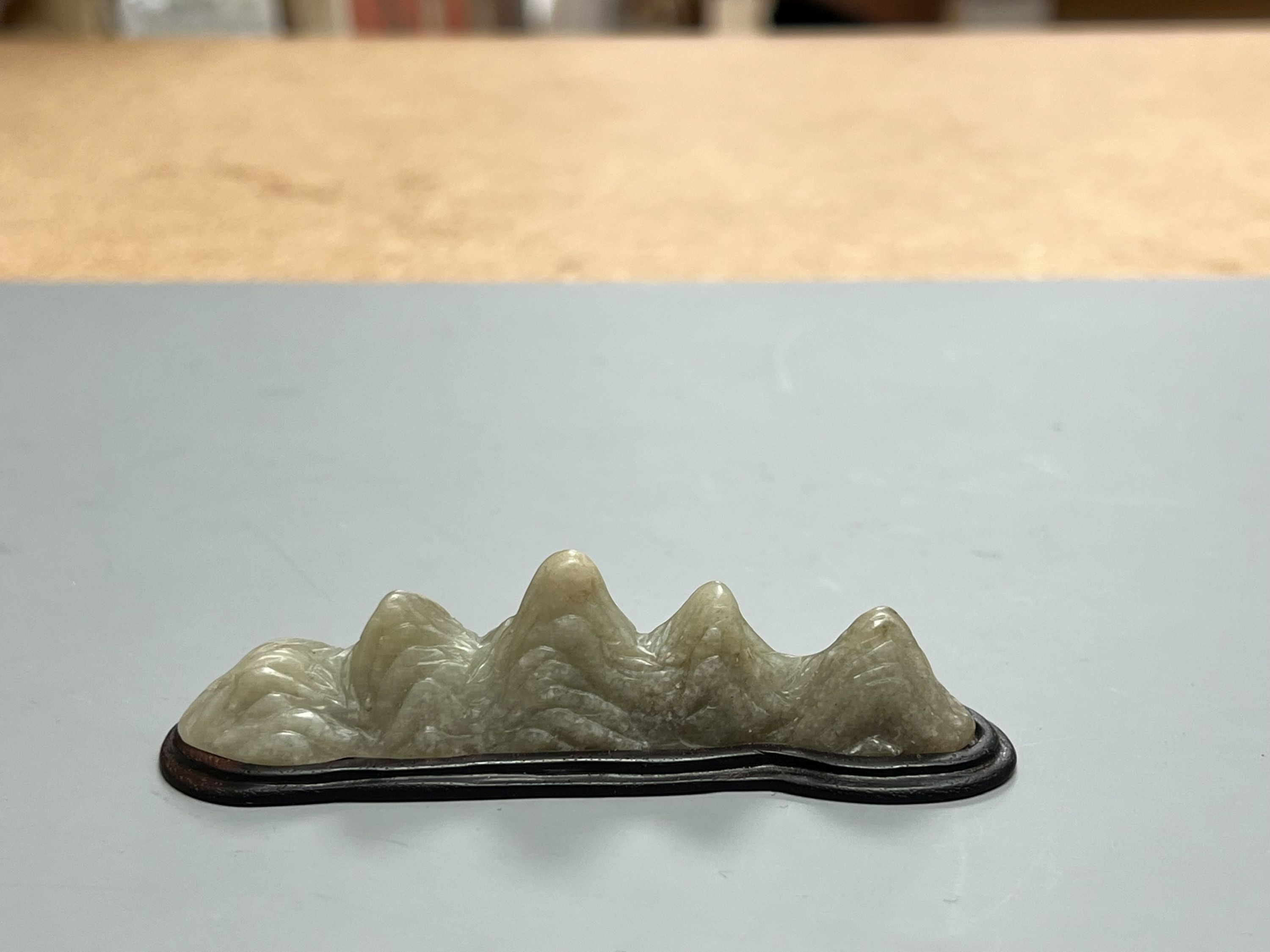 A Chinese jade ‘mountain peaks’ brushset, wood base 8.5cm